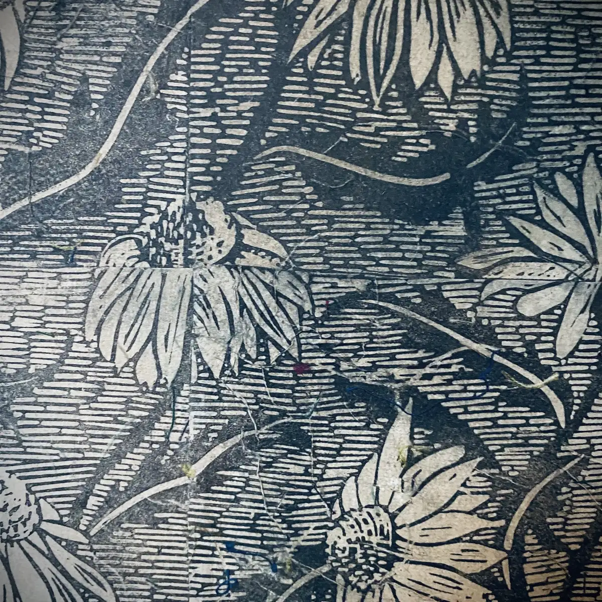 Papier dominoté bleu motif "Marguerite" format A4, une couleur