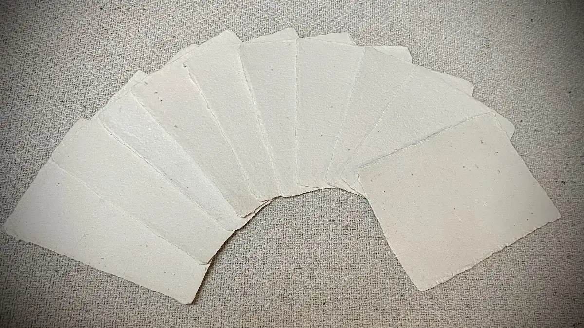 Feuilles de fabrication artisanale à la forme A6, beige clair.