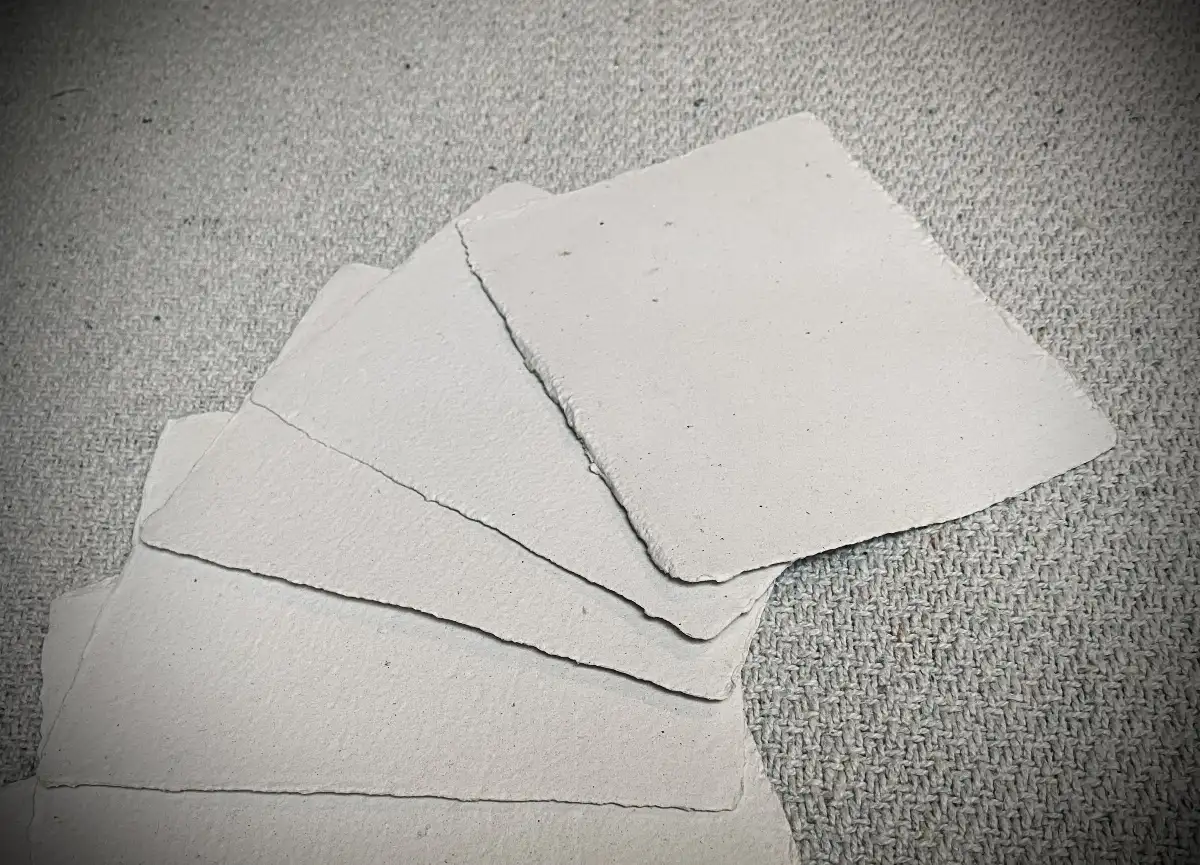 Feuilles de fabrication artisanale à la forme A6, beige clair.