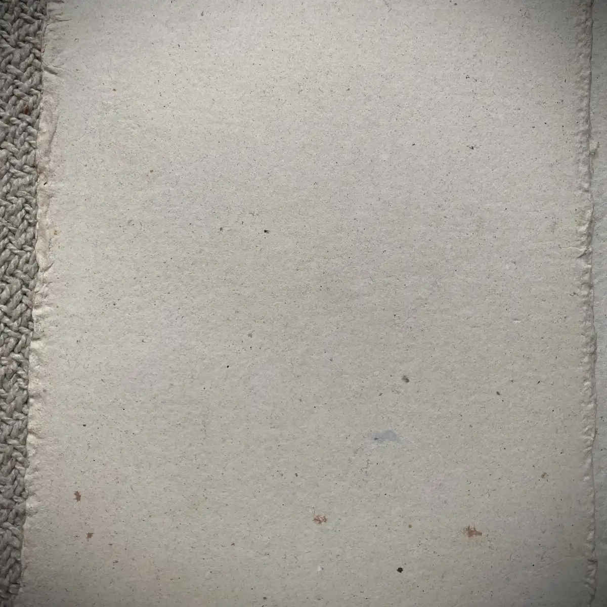 Feuilles de fabrication artisanale à la forme A6, beige clair.