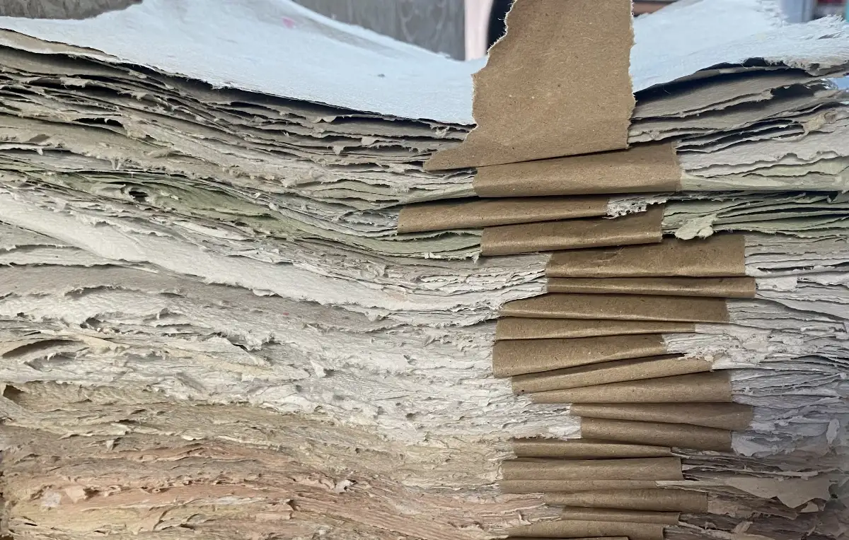 Feuille A4. Papier recyclé +\- 110 g